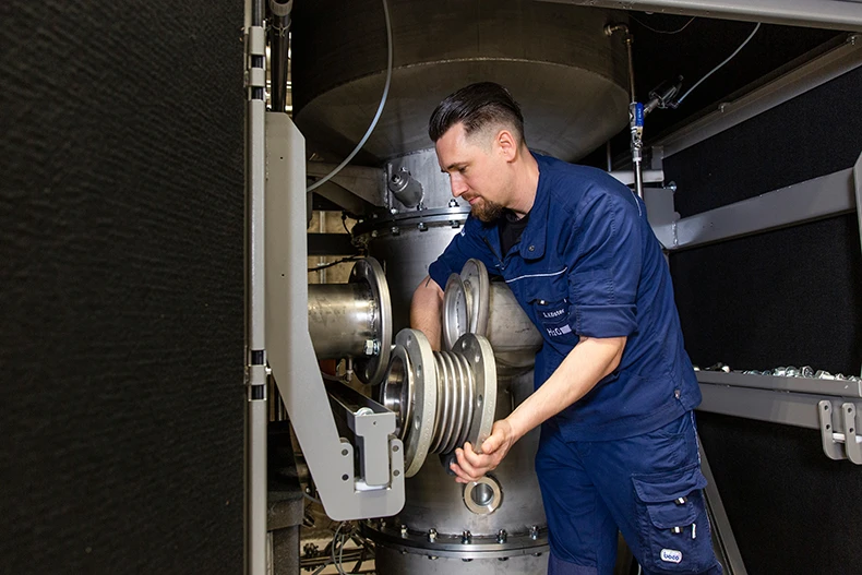 Ein Techniker der H2O GmbH arbeitet am Aufbau einer Vakuumdestillationsanlage.